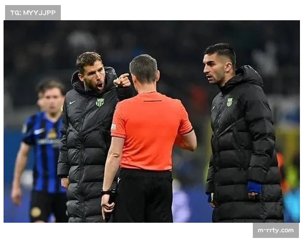 镜头捕捉：场边替补球员用平板电脑回看争议判罚瞬间